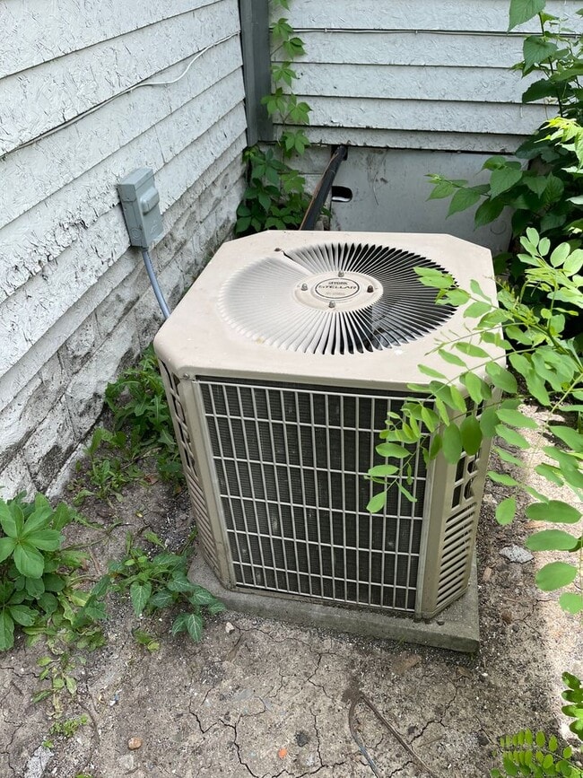 Building Photo - $875 - 2 bed 1 bath - Single Family Home