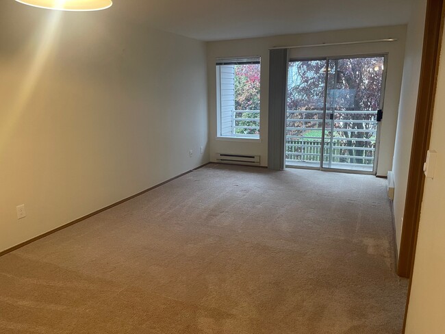 Sala de estar - 8820 Stone Ave N