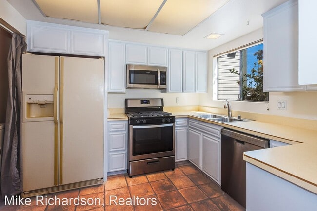 Building Photo - 2 br, 1.5 bath House - 25 Ocean View - B4