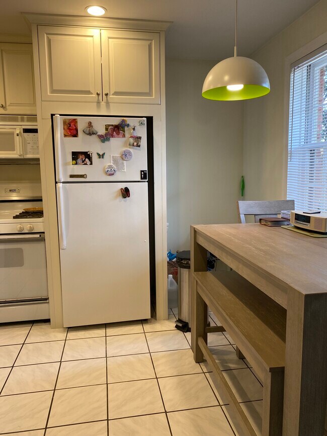 kitchen with eat-in area - 646 Robinwood Dr