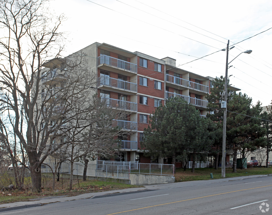 Building Photo - 165 Bloor St W