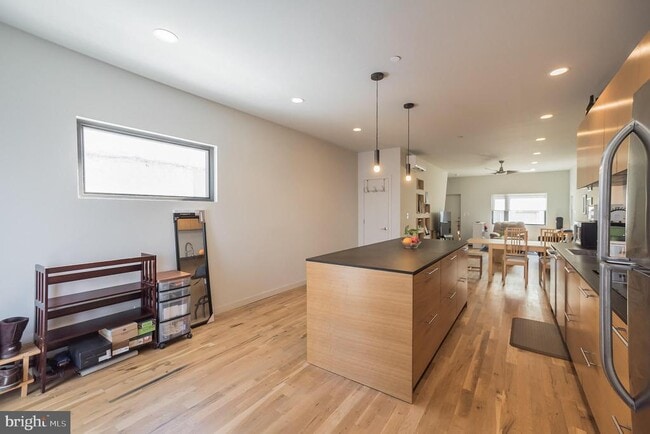 Building Photo - 439 Moyer St