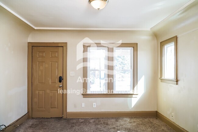 Foto del edificio - 4037#4101 Lower West Fairmount Avenue, 53209; #730423 - 730423