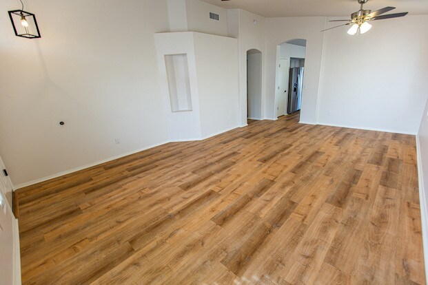 Building Photo - 5170 W Glenview Pl