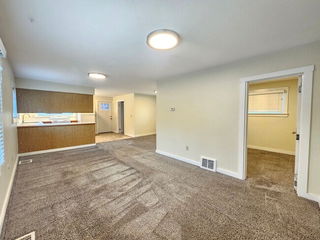 Foto del edificio - $1,650 - 2 Bed / 1 Bath Spacious House in Latah Valley Neighborhood