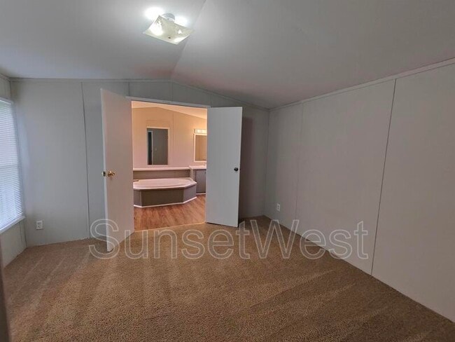 Building Photo - 4512 Rainbow Ln