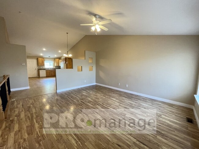 Foto del edificio - 4 Bed, 3 Bath Town Home w/ 2 Car Garage - Ammon