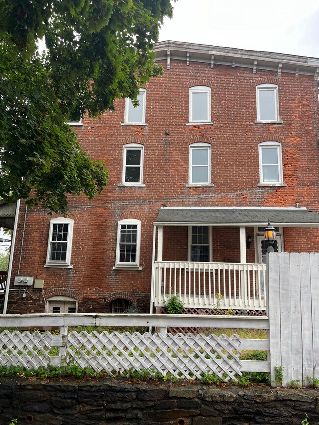 Building Photo - 128 W Main St