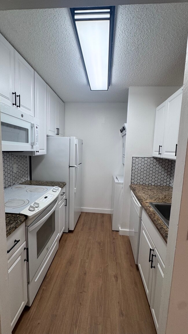 Kitchen - 9952 Twin Lakes Dr