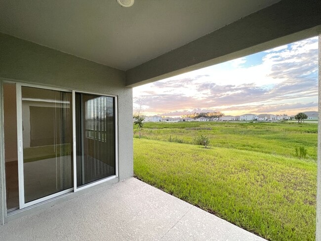 Foto del edificio - Conservation view, no Rear neighbors Single family house in Davenport!