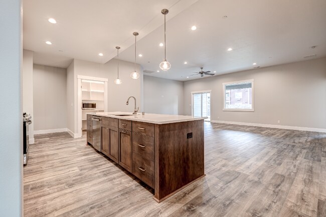 Building Photo - 2610 Sunray Ave