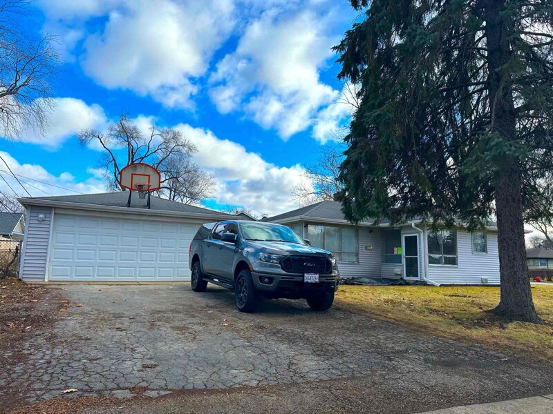Foto del edificio - 3302 Meadow Dr