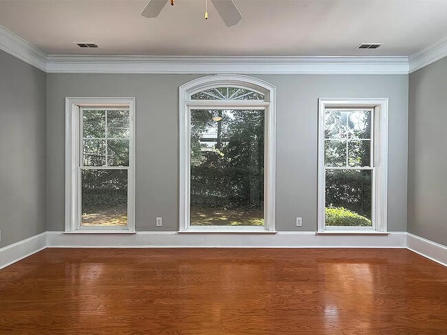 Building Photo - 802 Clifton Heights Ln NE