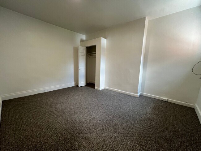 Building Photo - 821 Collins St