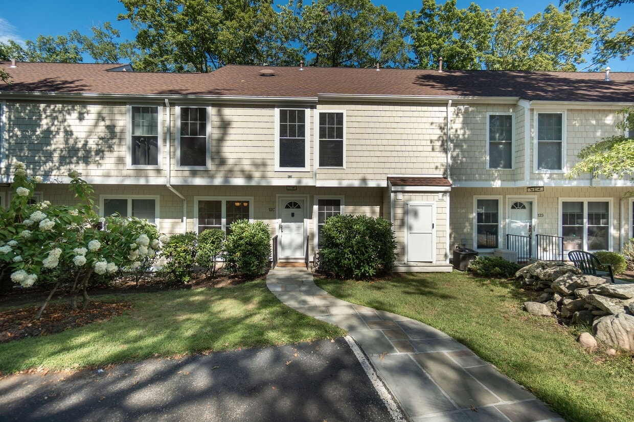 Photo - 241 Weaver St (Greenwich, CT)