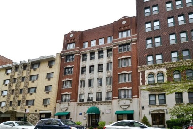 Building Photo - 429 W Roscoe St