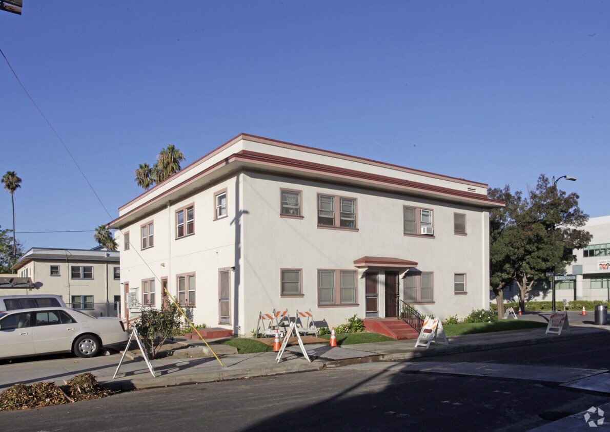 Foto principal - 748 E Santa Clara St