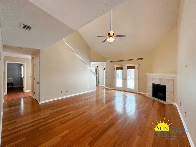 Foto del edificio - Lakefront home with Enclosed pool centered...