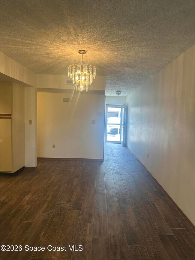 Building Photo - 1600 Woodland Dr