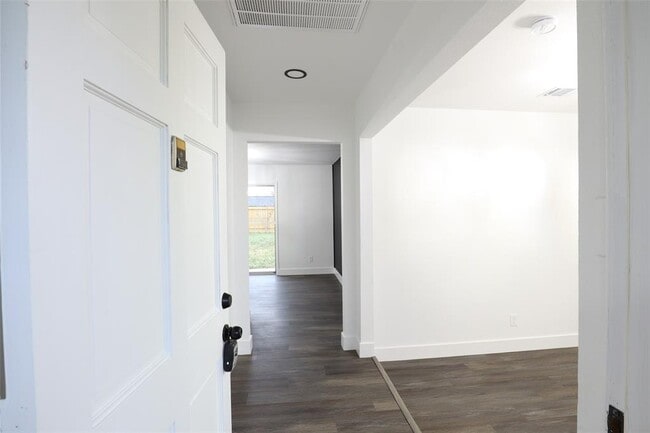 Building Photo - 7706 Garsee Dr