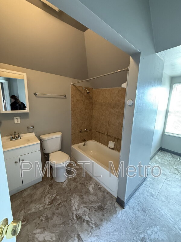 Building Photo - 5206 Vernon Ave