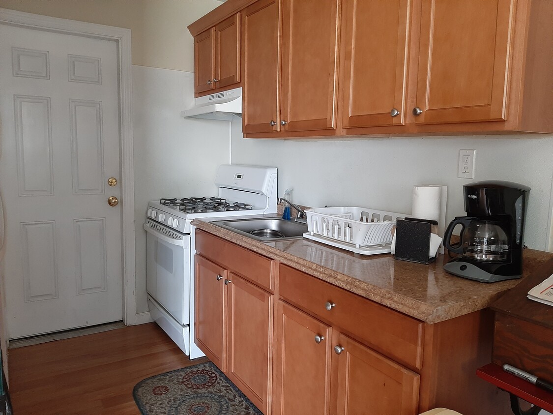 Kitchen w/ Granite counters - 54 3rd Ave