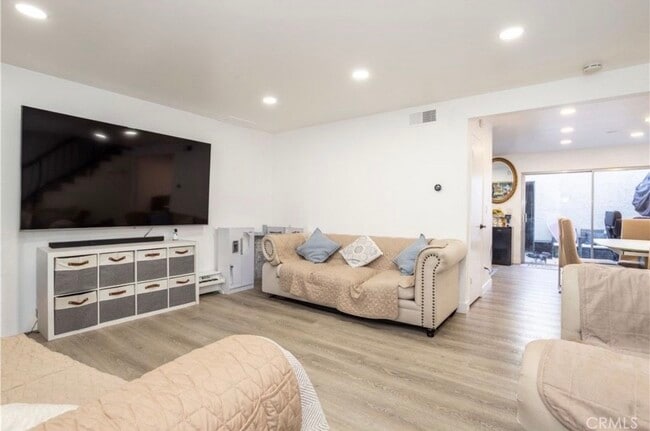 Foto del edificio - 19221 Sherman Way