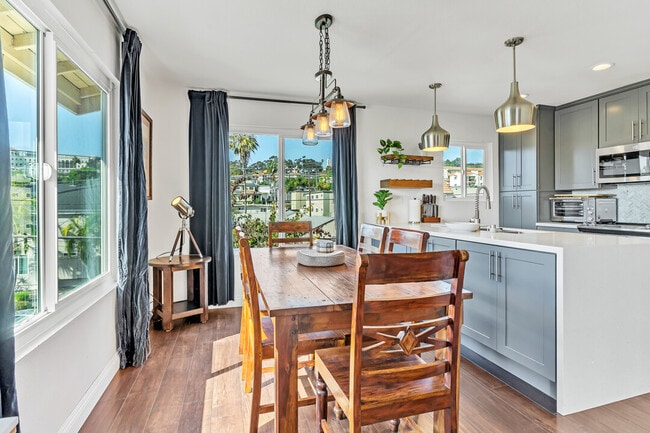 Dining room - 5653 Riley St