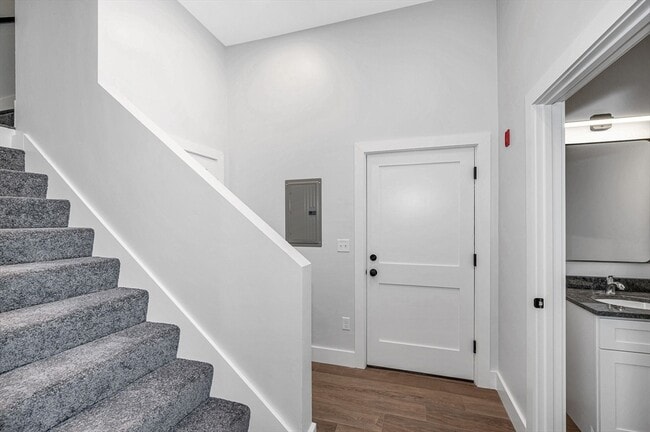 Foto del edificio - 241 W 6th St