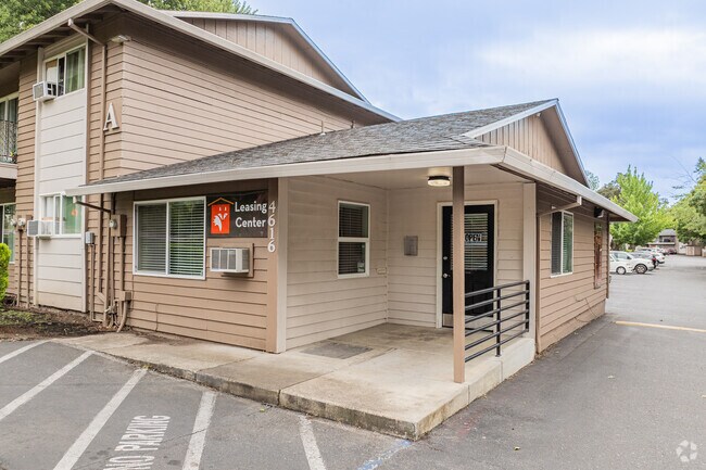 Entrada - Fox Pointe Apartments