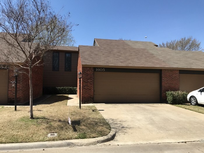 Primary Photo - 1605 Brentwood Dr