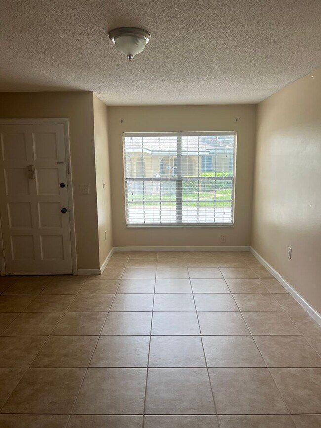 Building Photo - 1/1 Condo in Summit Village Casselberry