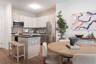 Building Photo - 55 Riverwalk Place