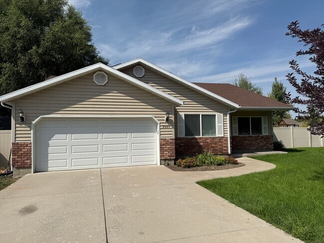 Building Photo - Beautiful patio home with 2 car garage and...
