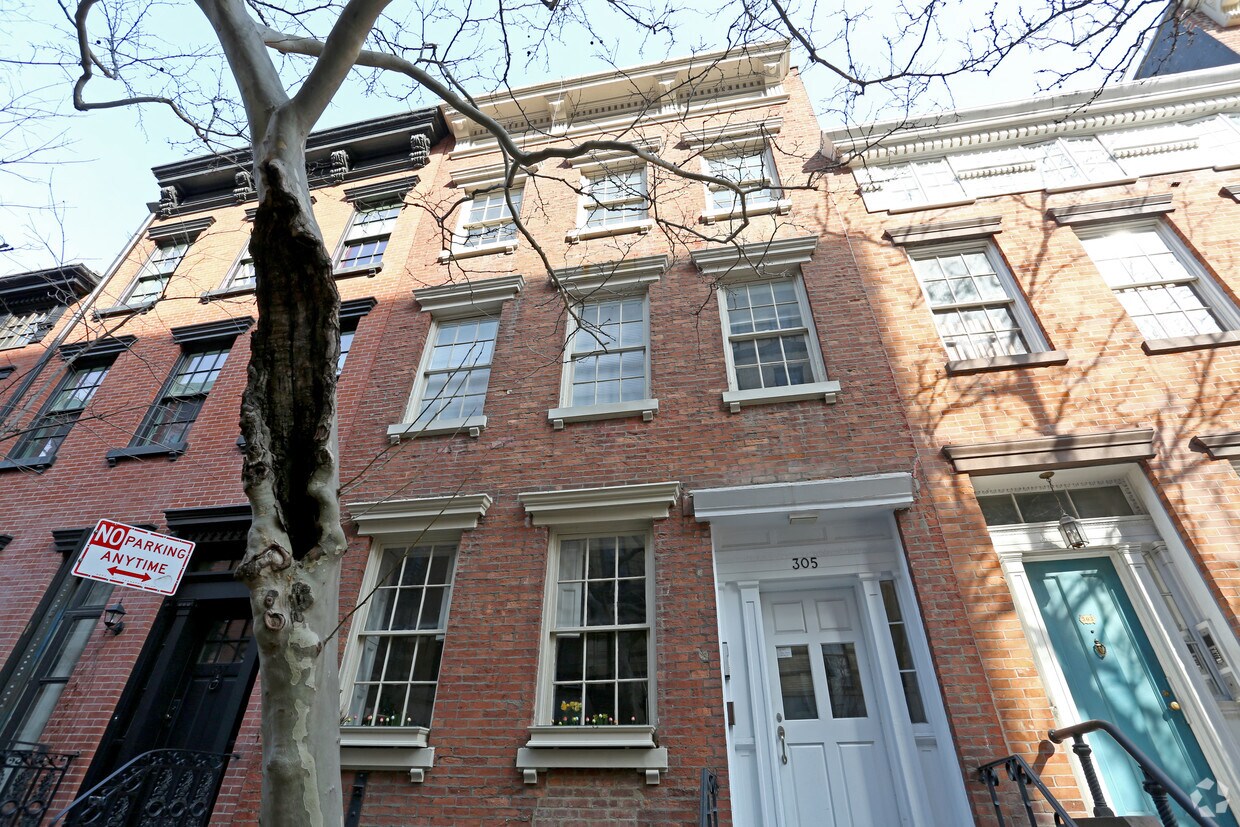 Building Photo - 305 W 4th St