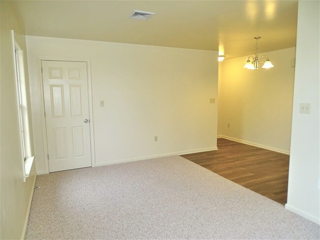 Foto del edificio - 1536 W Main St