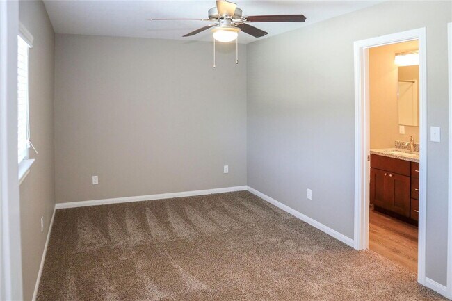 Building Photo - 118 Artesian Way