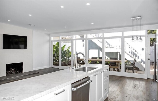 Building Photo - 3 br, 1 bath House - 525 21st St