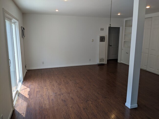 Building Photo - 708 Huntley Dr