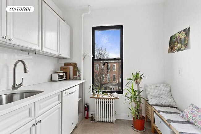 Foto del edificio - 653 Greene Ave