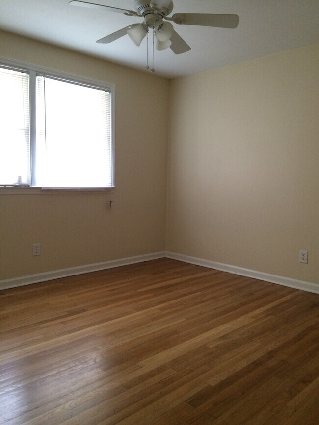 Foto del edificio - Spacious 5 bedroom apartment near campus
