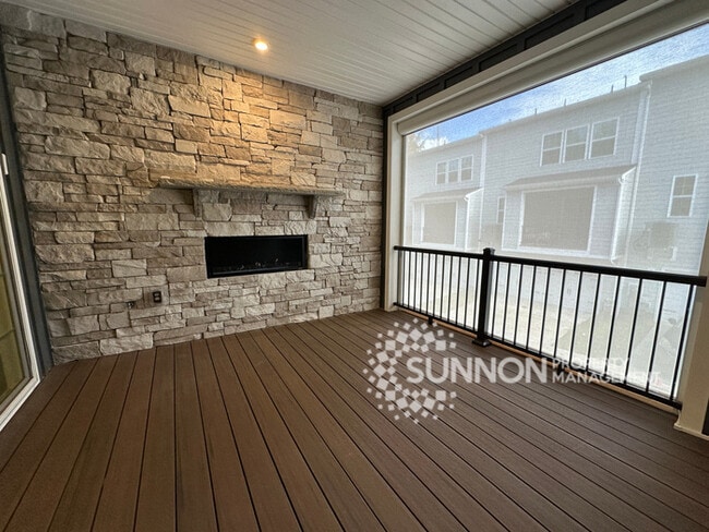 Foto del edificio - Beautiful 4 Bed 3.5 Bath Townhome minutes ...