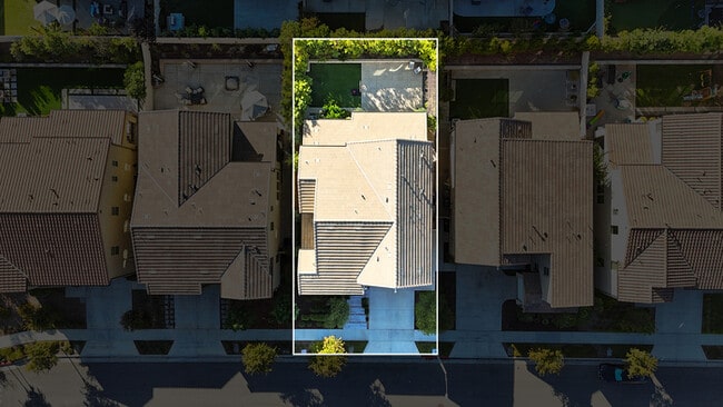 Building Photo - Light and bright 4 bedroom 3 bath beauty i...