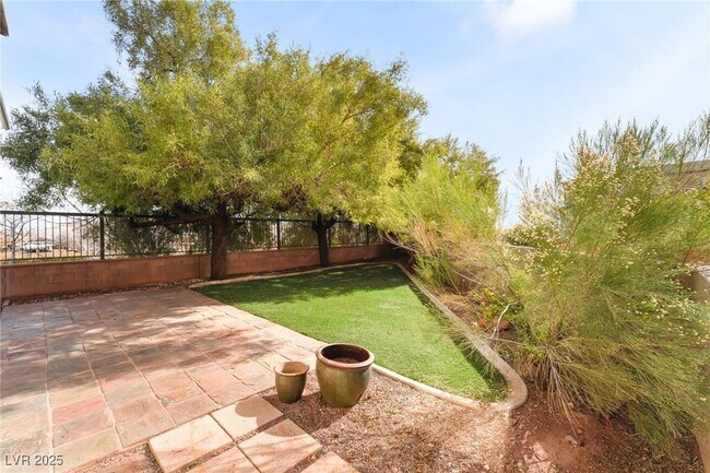 Foto del edificio - 704 Chase Tree St