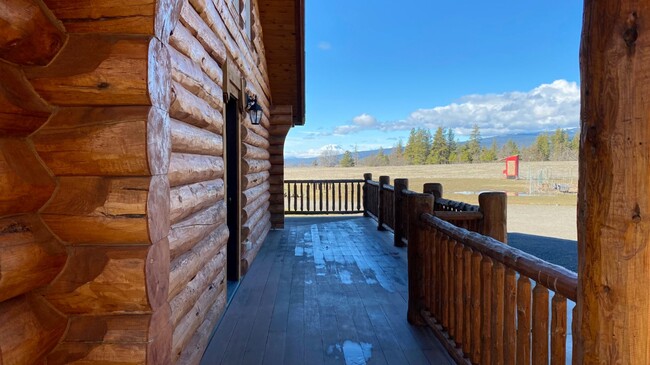 Foto del edificio - Beautifully Crafted Log Home