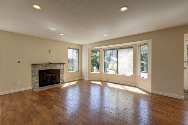 Foto del edificio - Meticulously Maintained and Updated Ramble...