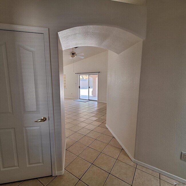 Foto del edificio - 10569 E 39th St
