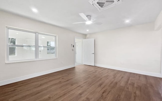 Foto del edificio - 2421 NW 152nd St
