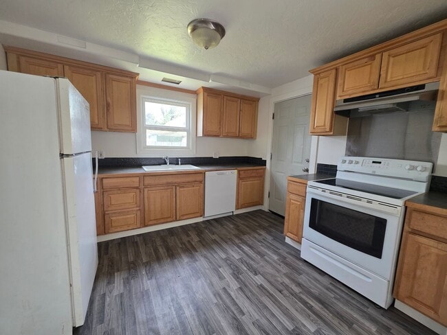 Building Photo - 4 Bedroom, 1 Bath