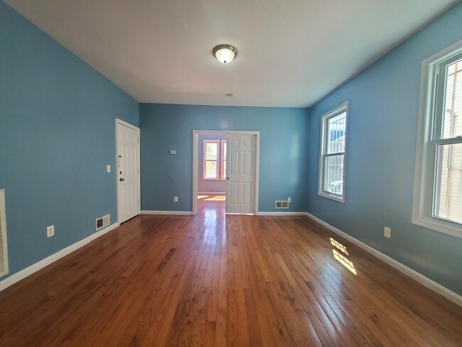Building Photo - 9 Saint James Pl
